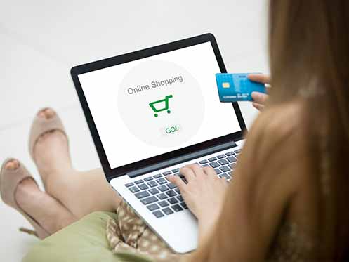 chica comprando en Internet