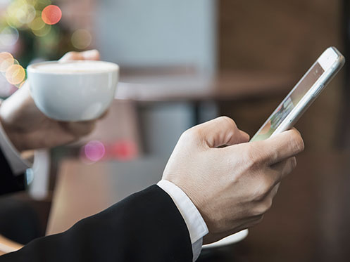 Cliente usando smartphone en hotel Cliente usando smartphone en hotel