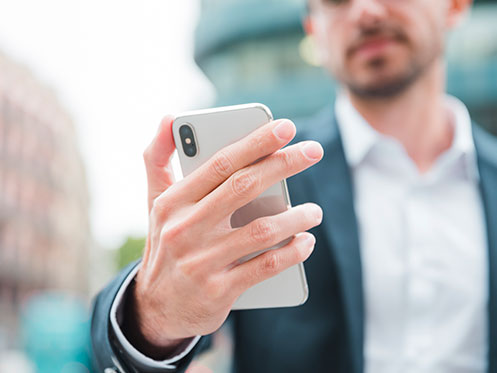 Ejecutivo mirando su smartphone Ejecutivo mirando su smartphone